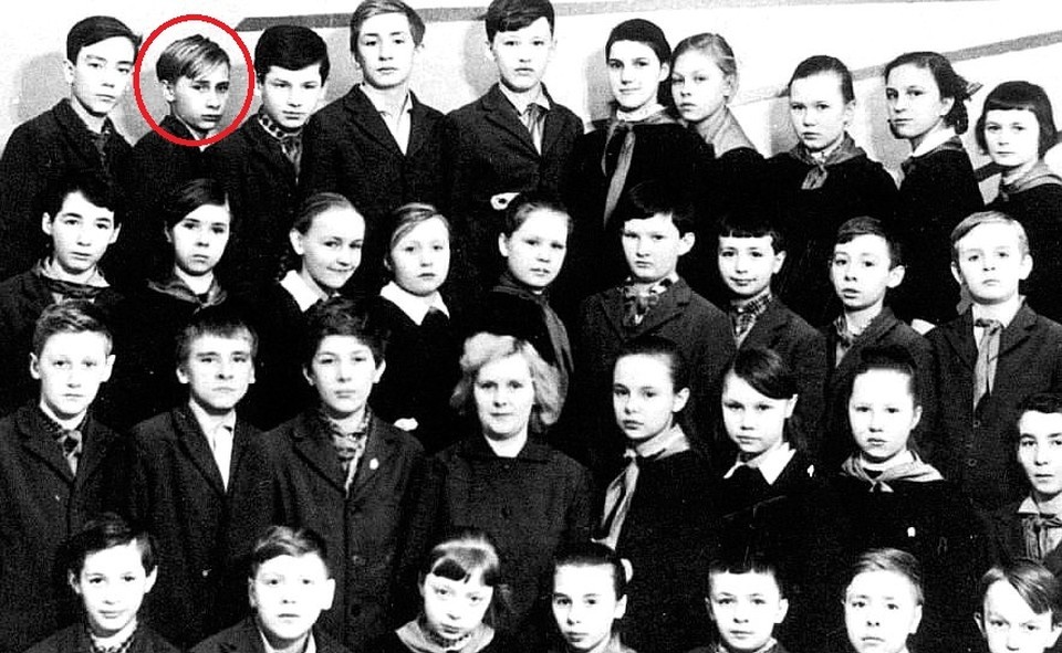    Будущий президент со своим классом и Верой Гуревич Фото: из личного архива президента
