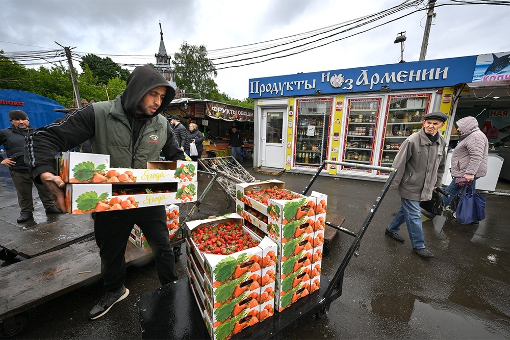    В Армении много мелких фермеров. Но между производством и отгрузкой продукции на экспорт фактически нет внутреннего контроля и кооперации. / Фото: РИА Новости