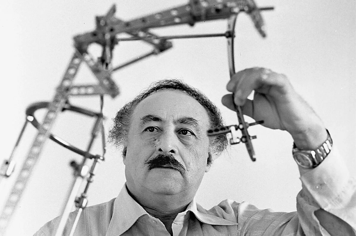    Профессор Гавриил Илизаров демонстрирует созданный им аппарат, 1983 год.