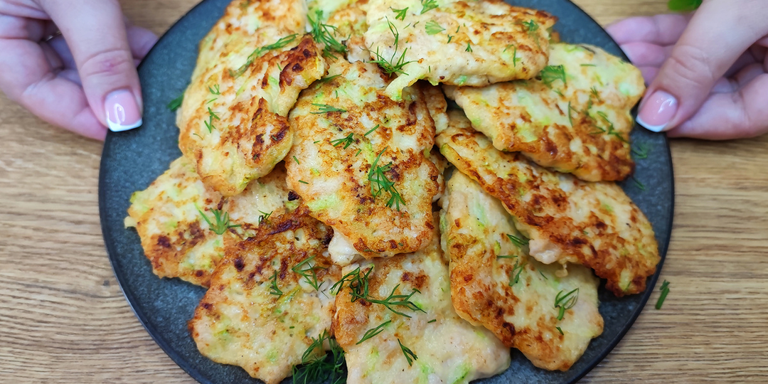 Кабачковые оладьи с мясом: бюджетный ужин, который просят готовить чаще