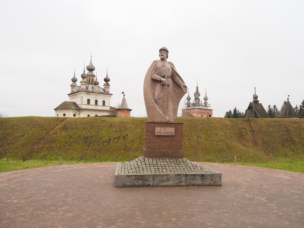Памятник основателю Юрьев-Польского князю Юрию Долгорукому. Это же князь основал Москву. 
