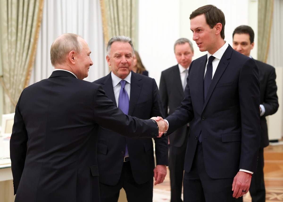     Президент РФ Владимир Путин, специальный посланник президента США Стивен Уиткофф и зять президента США Джаред Кушнер во время встречи в Москве / РИА Новости / Александр Казаков