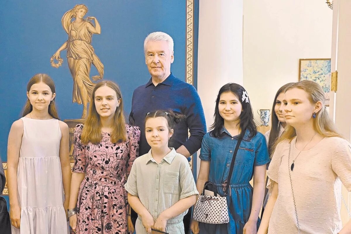    Сергей Собянин и воспитанники художественных студий, которые откроются в культурно-просветительском центре в обновлённой усадьбе Покровское-Стрешнево.