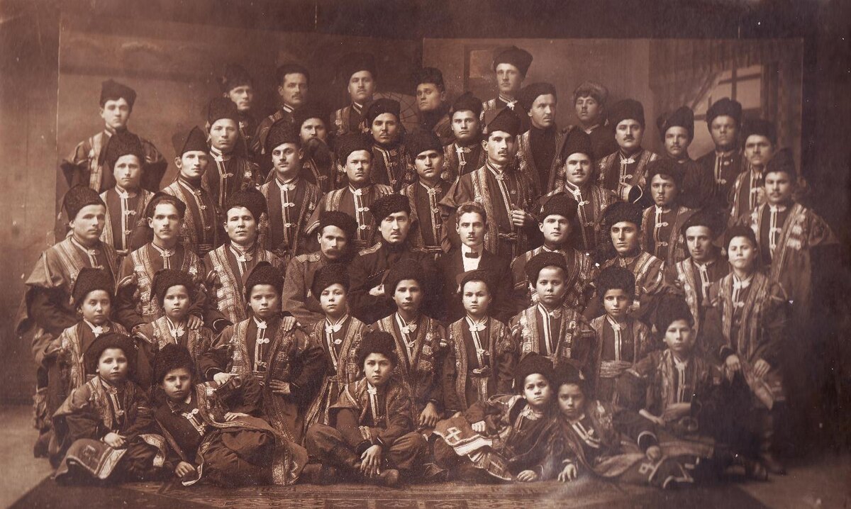 Царского времени Певческий хор 1917 г. с Регентом Я.М. Тараненко - в центре в сорочке с бабочкой. 