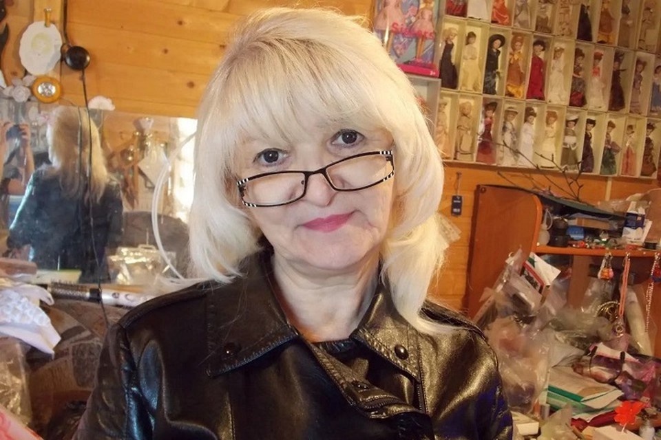    Дина Азизова на фоне своих любимых кукол, в которых она так хотела превратить своих детей. Фото: предоставлено КП