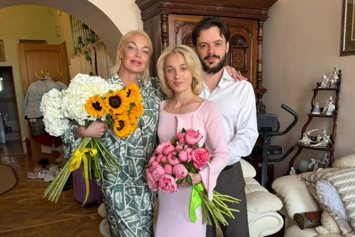    Анастасия Волочкова с дочерью Ариадной и зятем Никитой Личный архив