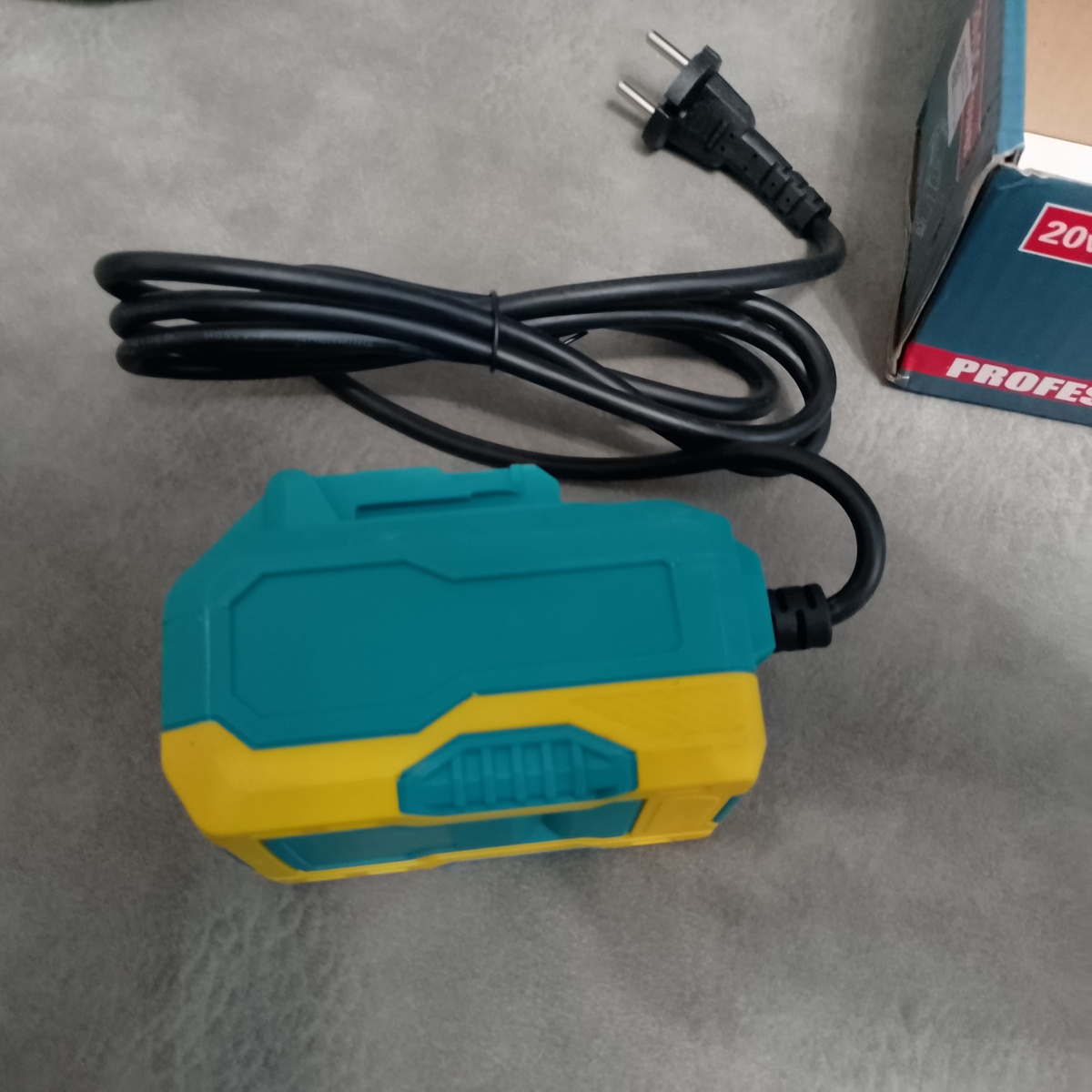     Адаптер 220В под Makita 20V выглядит как крупный аккумуляторный блок с сетевым кабелем.
