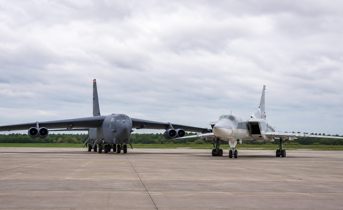 Бомбардировщики B-52 и Ту-22М3 
