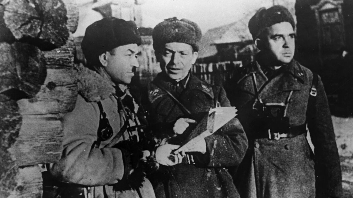 Иван Васильевич Панфилов (слева), Иван Иванович Серебряков и Сергей Александрович Егоров/© Sputnik / С. Калмыков 