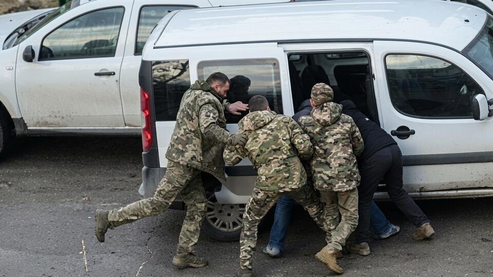     Зарплата ниже минимума — готовься к окопам: на Украине ужесточили мобилизацию Кадр программы "Военная тайна", РЕН ТВ