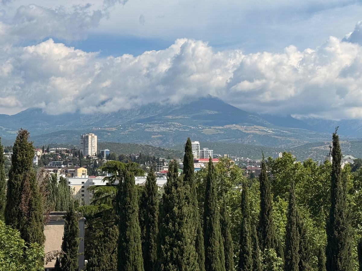 Алушта, тучи над горами
