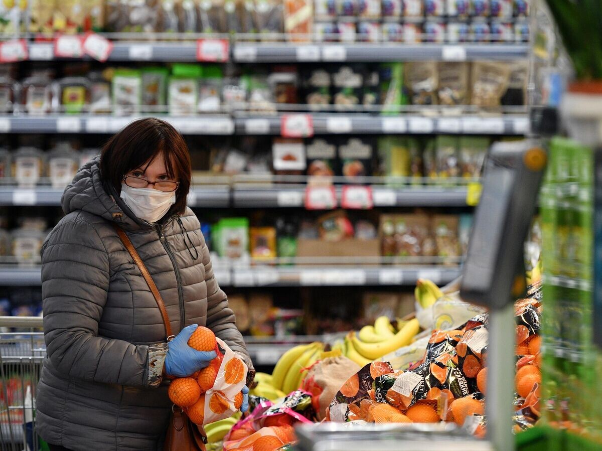    Покупательница в супермаркете© РИА Новости . Рамиль Ситдиков