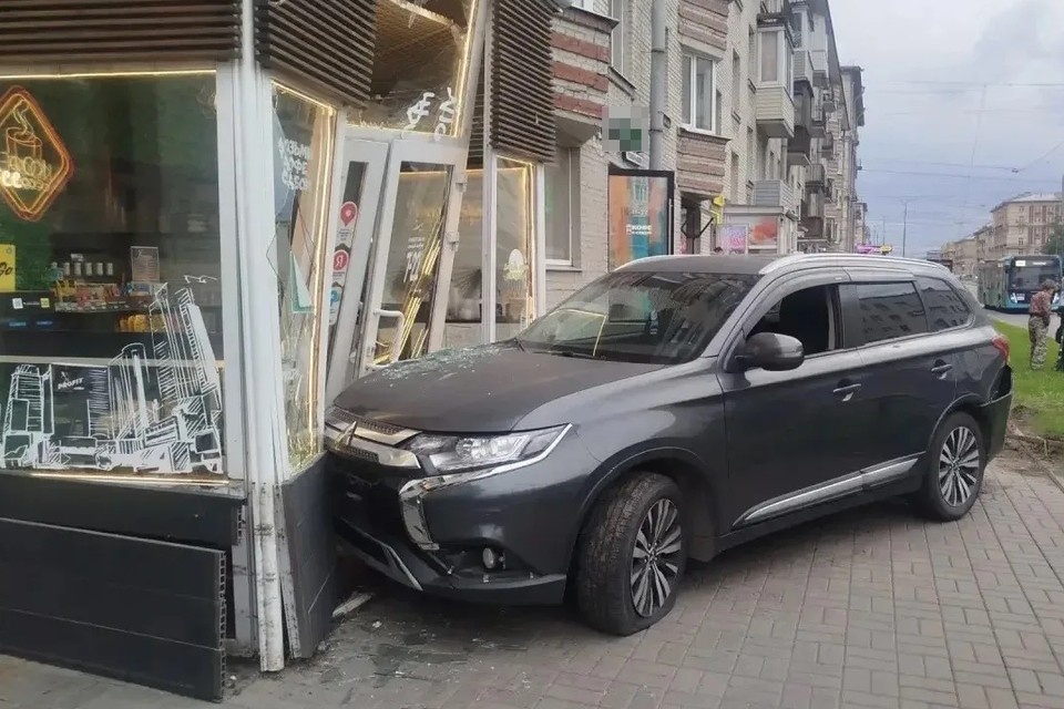    Митсубиси влетел в кофейный киоск на Заневском. Фото: ГУ Росгвардии по СПб и Ло