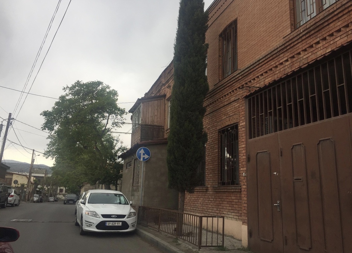 На фото наш дом, моё окно на втором этаже было справа от балкона. Сейчас уже нет орехового дерева
