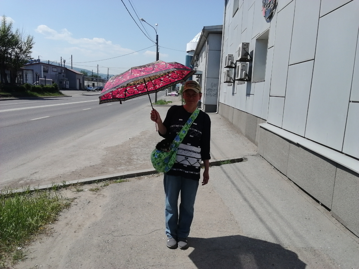 Это мы гуляли по городу по страшной жаре с зонтиками от солнца! 😁