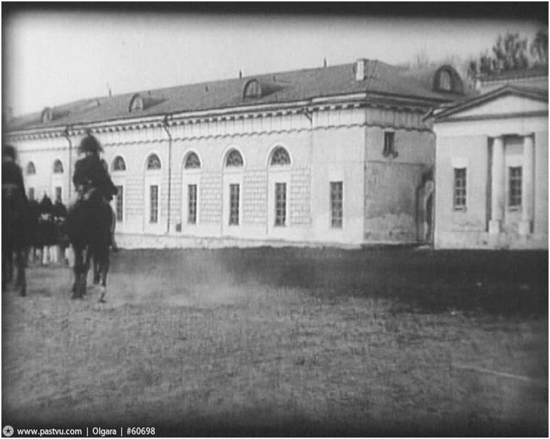 У манежа в Нескучном саду. 1912. Источник: кадр из фильма В.Гончарова, К.Ганзена, А.Уральского ''1812''. Издание бр. Пате и А.Ханжонков и Ко. 1912 год.