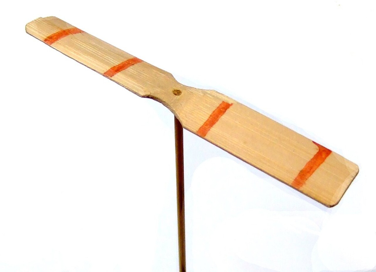   Более поздний японский вариант игрушки с лопастями из бамбука.Haragayato - Wikipedia