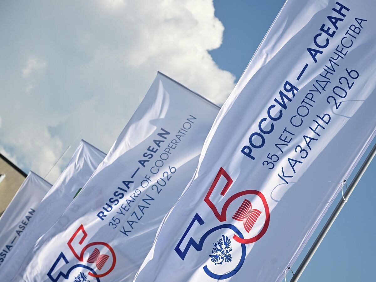    Флаги с символикой саммита "Россия – АСЕАН" в Казани. Саммит пройдет 17-18 июня в Казани© РИА Новости . Максим Богодвид