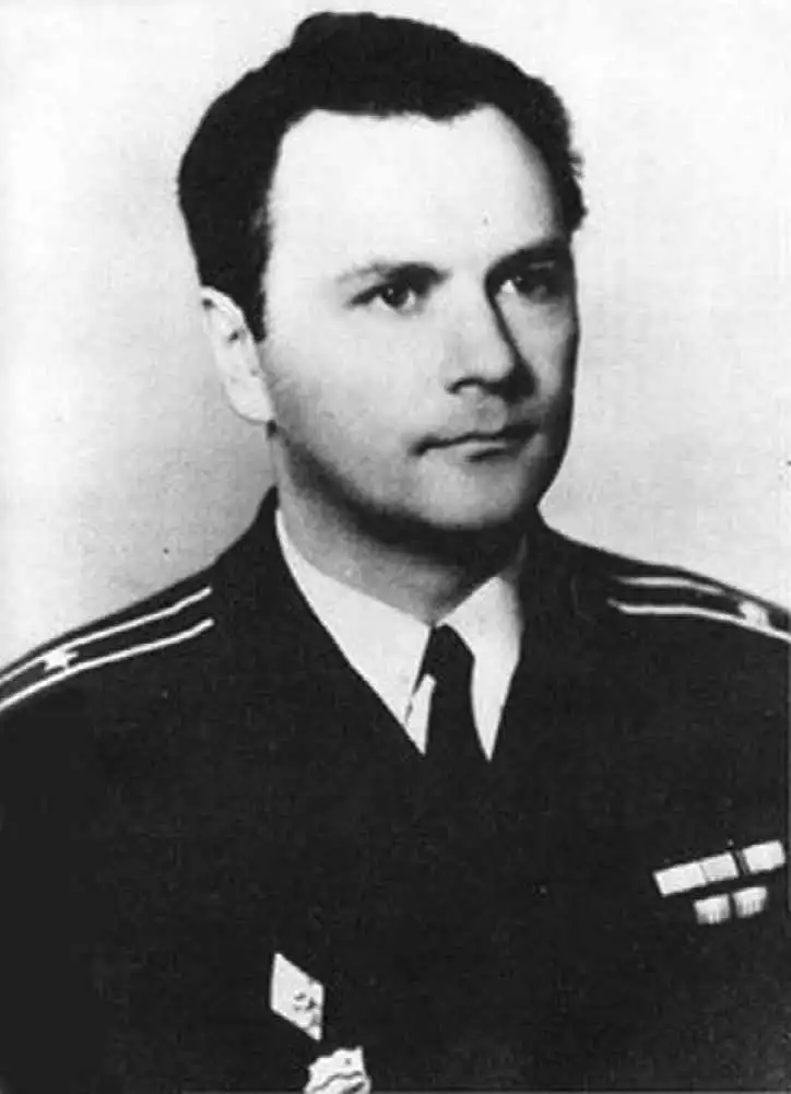 Саблин в звании капитана 3-го ранга ВМФ СССР, которое он получил в декабре 1975 года.
