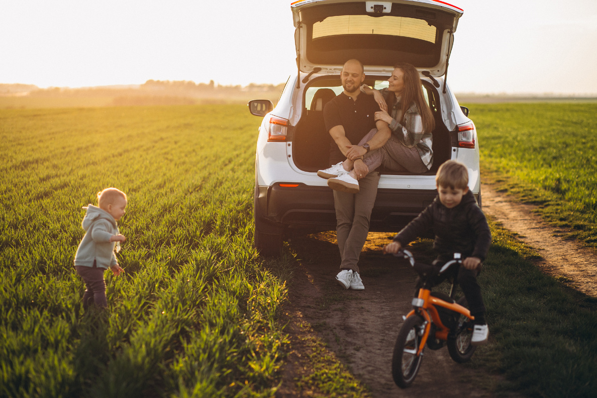 <a href="https://www.magnific.com/free-photo/young-family-with-kids-travelling-by-car-stopped-field_8380516.htm">Image by senivpetro on Magnific</a>