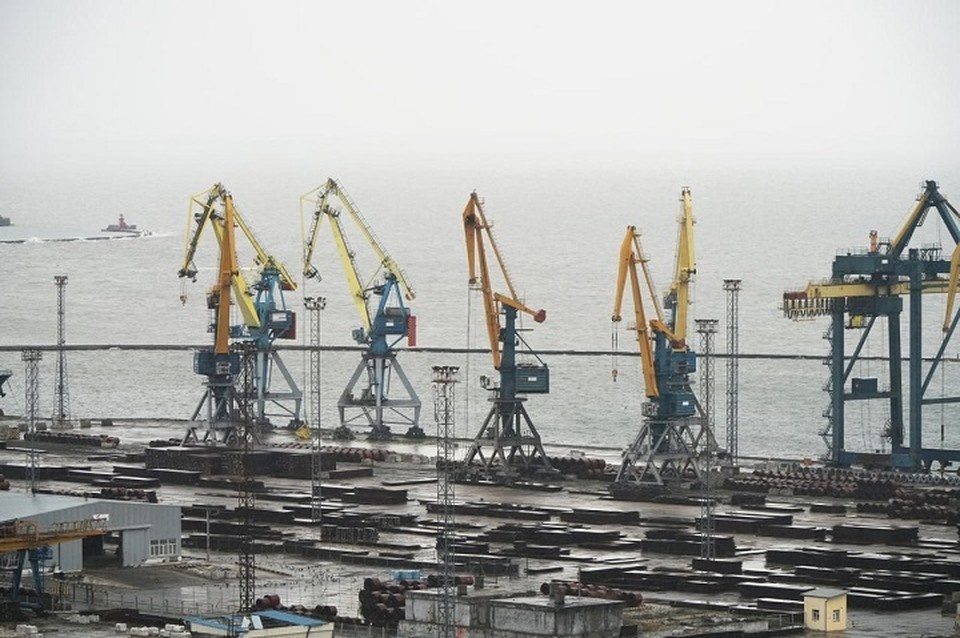    Грузовые пункты пропуска в портах Мариуполя и Бердянска откроют до конца года Александр ИВАНОВ