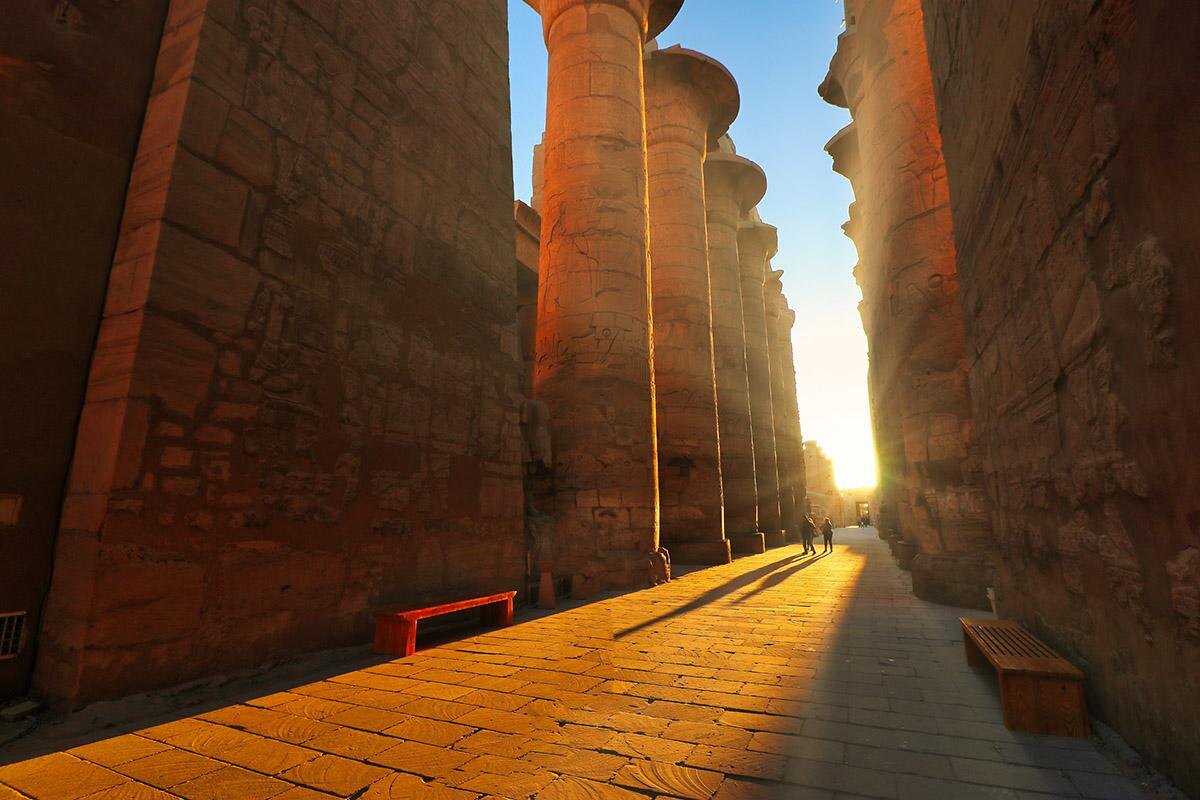 CK-TravelPhotos / Shutterstock / FOTODOM📷Храм Карнака — крупнейший храмовый комплекс Древнего Египта. В день зимнего солнцестояния в декабре солнечные лучи около 20 минут освещают статую бога Амона. Посмотреть на это ежегодно собираются тысячи туристов
