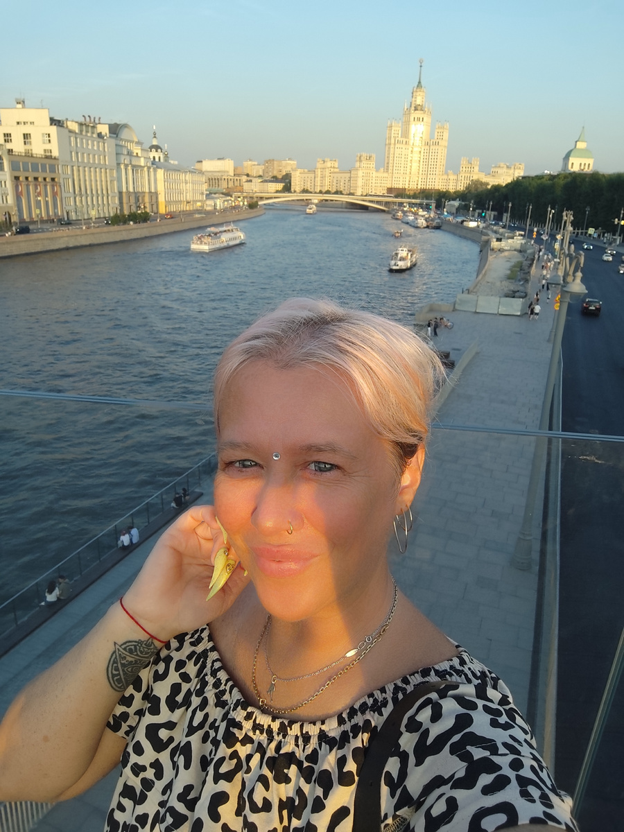 Никогда не рассказывай о себе ни хорошего, ни плохого. В первом случае тебе не поверят, а во втором — приукрасят. Люди говорят, что время проходит, а Время говорит, что проходят люди. Умейте прощать, ведь это свойство сильных. Слабые никогда не прощают. Когда человек делает нам больно, то скорее всего, сам он — глубоко несчастен. Счастливые люди не хамят в очередях, не ругаются в транспорте, не сплетничают о коллегах. Счастливые люди в другой реальности. Им это ни к чему.  Побеждай гнев при помощи спокойствия, побеждай зло при помощи добра... Побеждай бедность при помощи щедрости, побеждай ложь при помощи истины. Отдай свое сердце Богу, и Он найдет того, кто отдаст свое сердце тебе.Никогда не сдавайтесь, молитесь вместе, пока не получите ответ, и не теряйте веру. 😇❤🙏