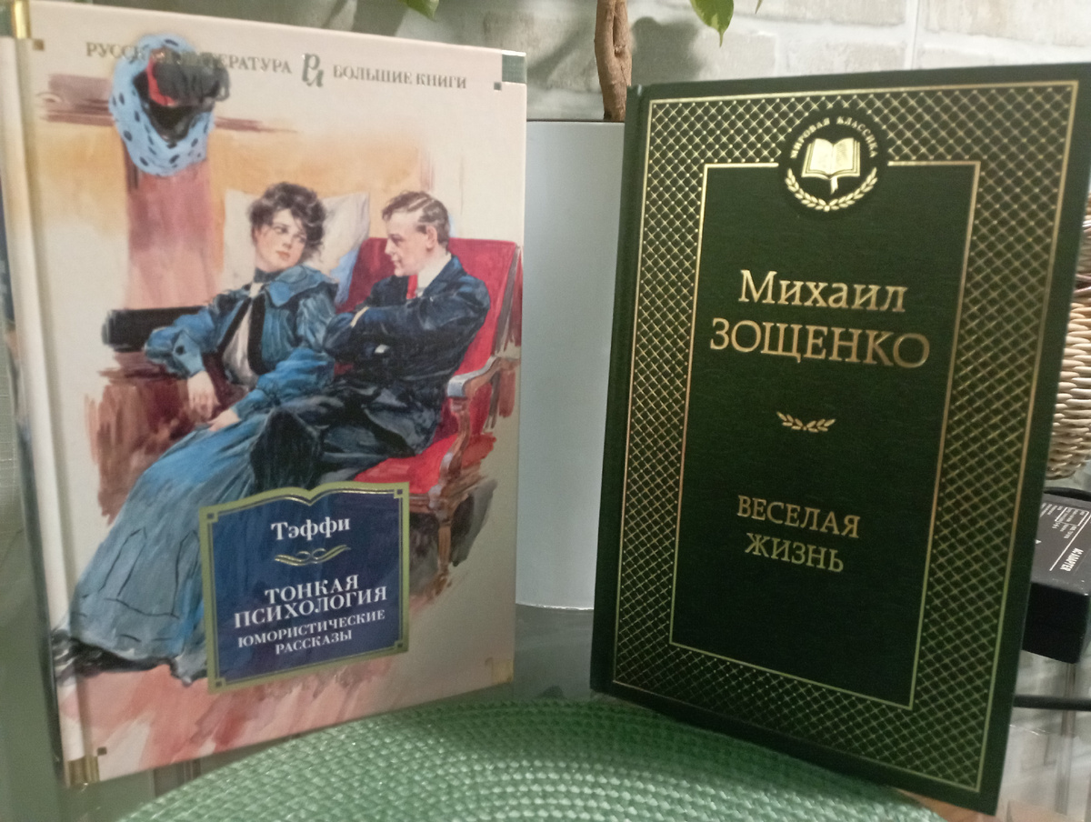 Слева - дорогое издание, толстая книга, страницы плотные, белые, тяжёлая очень книга. Справа- на газетной бумаге напечатана книга. Лёгкая очень. Единственное её достоинство - то, что цена в 4 раза дешевле той, что слева. 