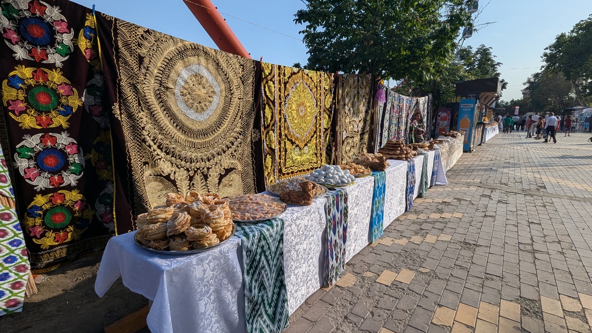 Праздничная выставка в парке