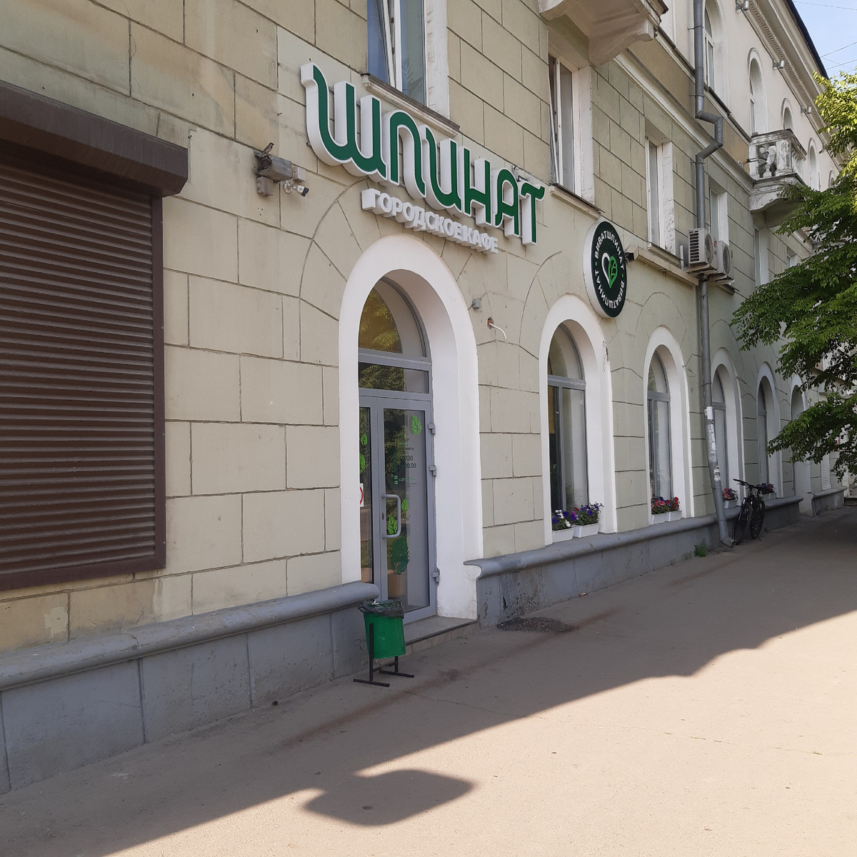 Хорошее кафе нашего города, но без подлива))