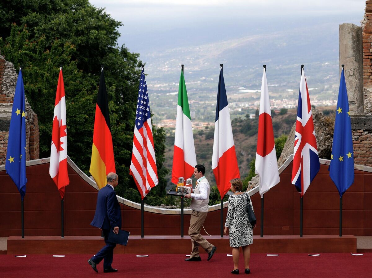    Флаги стран — участниц саммита G7 | © AP Photo / Andrew Medichini