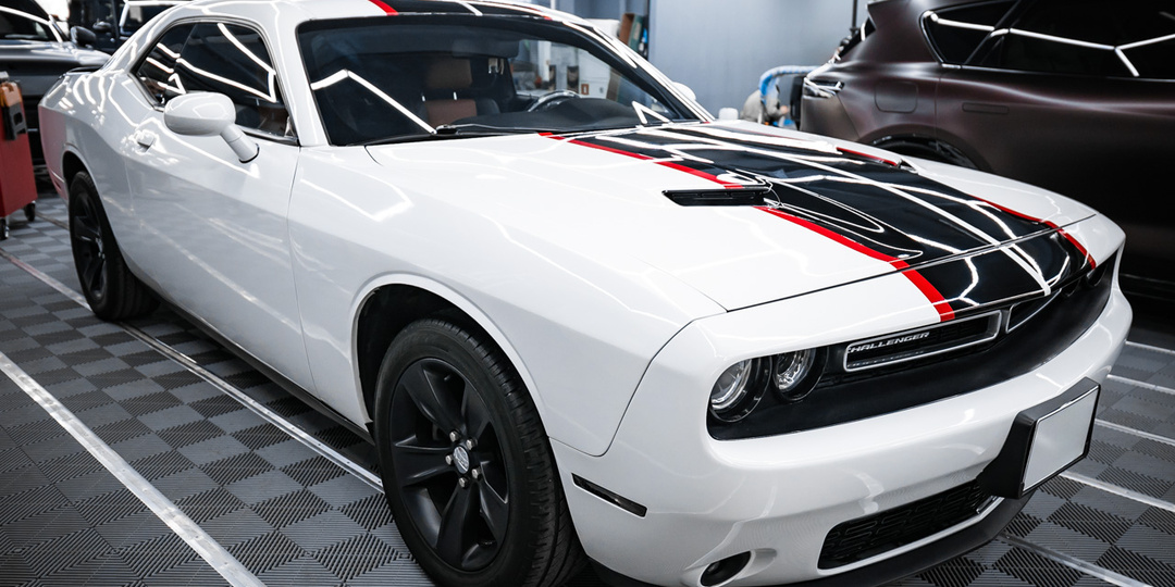 Двойная оклейка Dodge Challenger: спортивные полосы и защита кузова полиуретаном