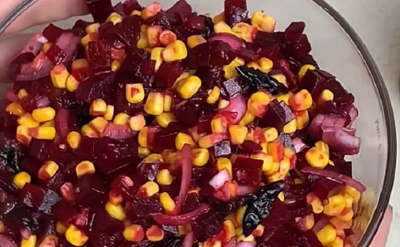 Свекольный салат с хрустящей кукурузой: быстрый рецепт для любого стола