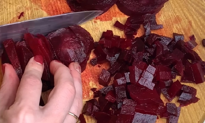 Свекольный салат с хрустящей кукурузой: быстрый рецепт для любого стола