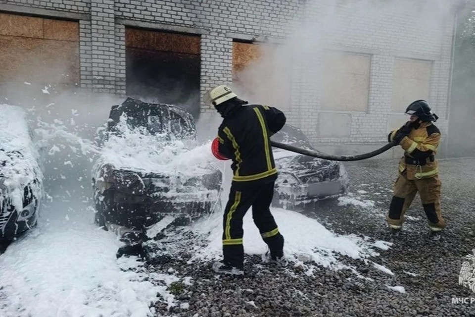    В результате удара возник пожар, который уничтожил два легковых автомобиля. ФОТО: МЧС России