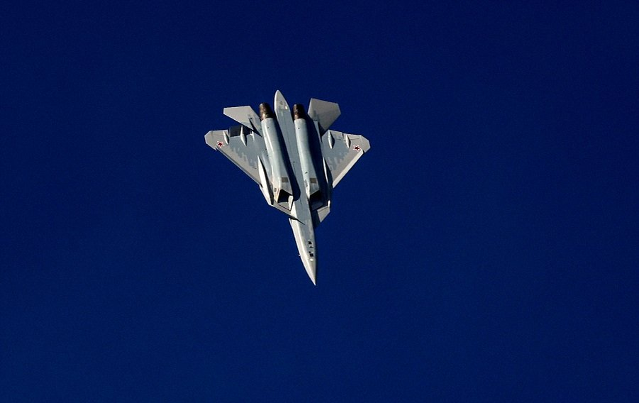 Российский истребитель Су-57 во время выступления на авиашоу - Фото: ALI HAIDER/EPA/TASS