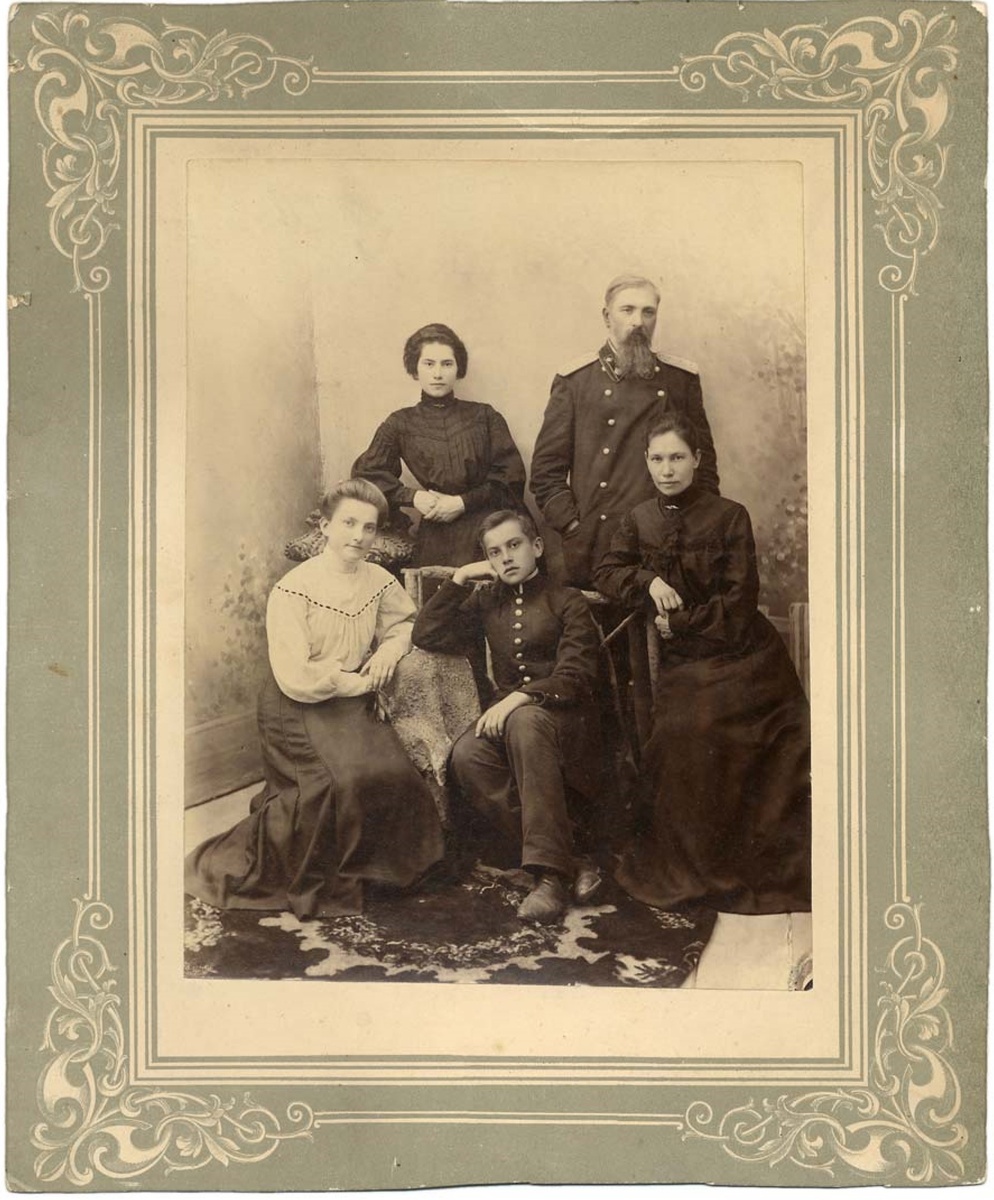 Сидят: О.В. Маяковская, В.В. Маяковский, А.А. Маяковская. Стоят: Л.В. Маяковская, В.К. Маяковский. Фотография на картонном паспарту. Размер 21,5 х 16,5 см. Фотография из коллекции Государственного музея В.В. Маяковского. Источник: https://www.togdazine.ru/