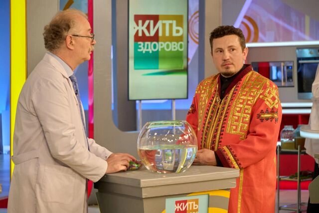    Посол гостеприимства Чувашии Евгений Шуваев готовит квас на Первом канале. Фото: Из личного архива