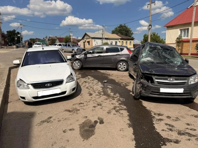    В Бугуруслане «Гранта» перевернулась и протаранила два автомобиля Оренбуржье