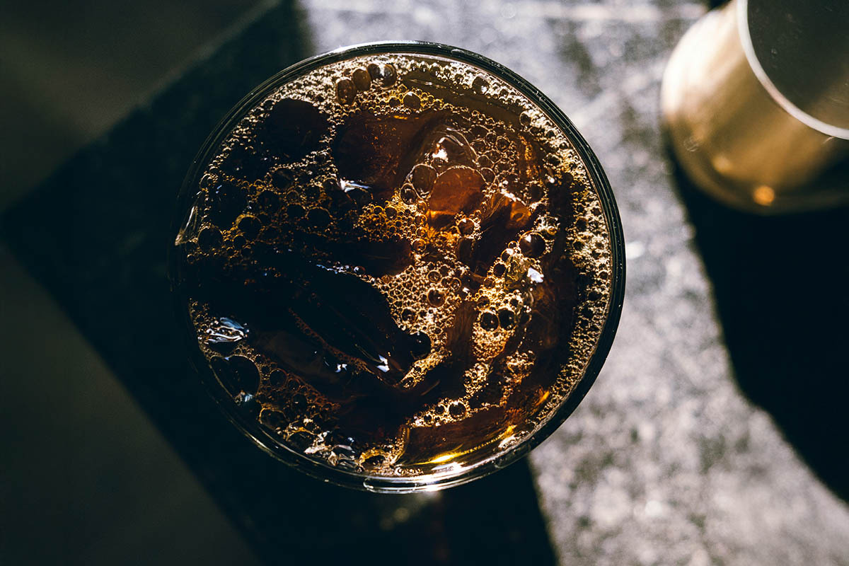 Matt Hoffman / Unsplash📷Лучше всего подходит для колд брю арабика: она обладает более сложным и сладким вкусом по сравнению с робустой