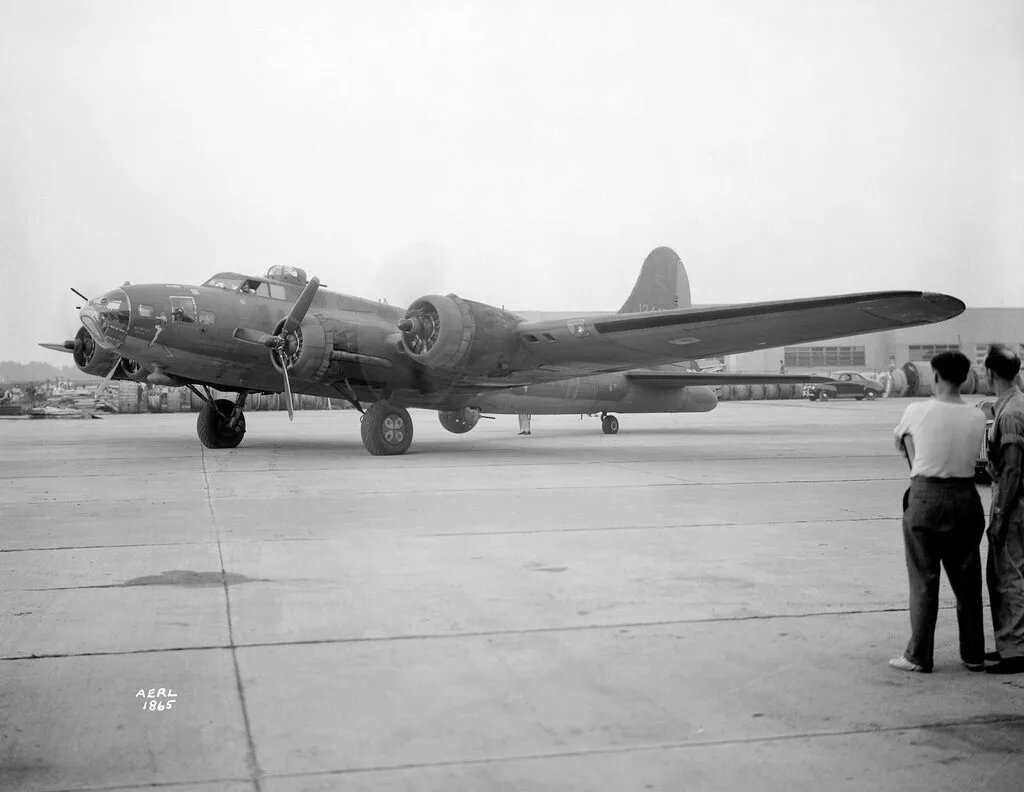  B-17 Flying Fortress, шасси с колесами, архивное фото 