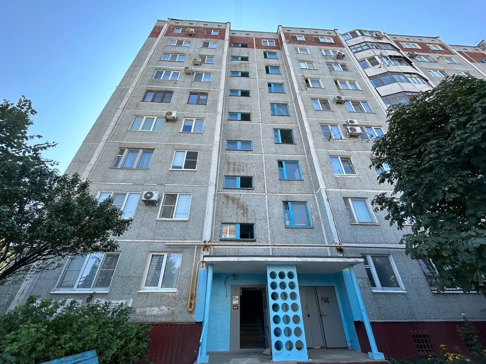В этой многоэтажке жила девушка с ребенком. Фото Ольга Цымбарович