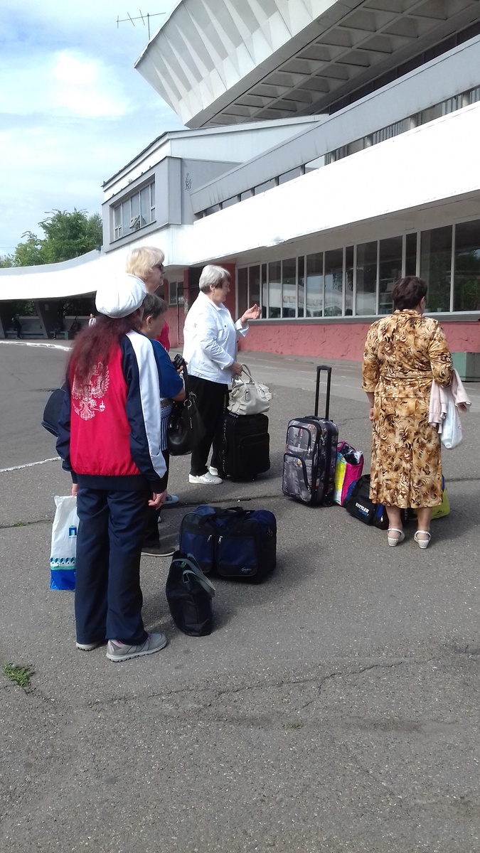 На автовокзале в городе Железногорске.  В ожидании автобуса. Фото автора.