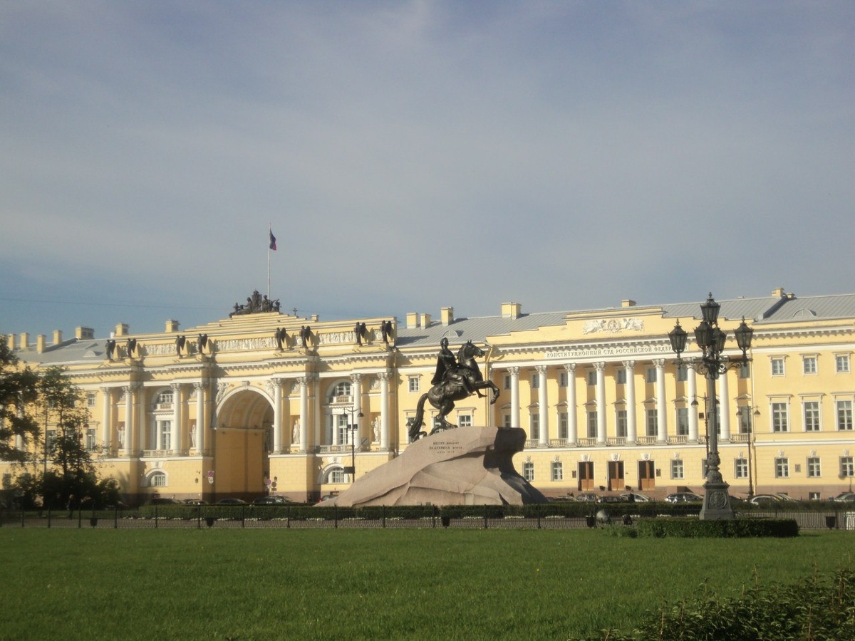 Принципиально искала фотографию Конституционного Суда РФ, которую сделала сама. Нашла только эту, где суд на заднем фоне за памятником. 