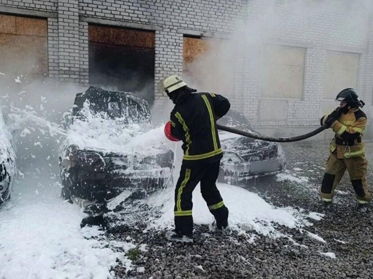    Последствия атаки дрона на автомобильную стоянку в Северодонецке, ЛНР | © Фото : ГУ МЧС России по ЛНР