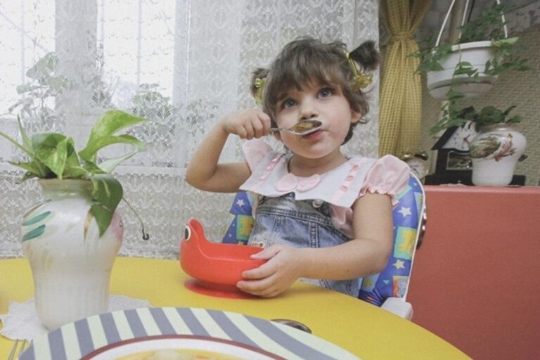    Иллюстрация к материалу: Диетолог объяснила, как мультики во время еды грозят детям перееданием и разрушают семью