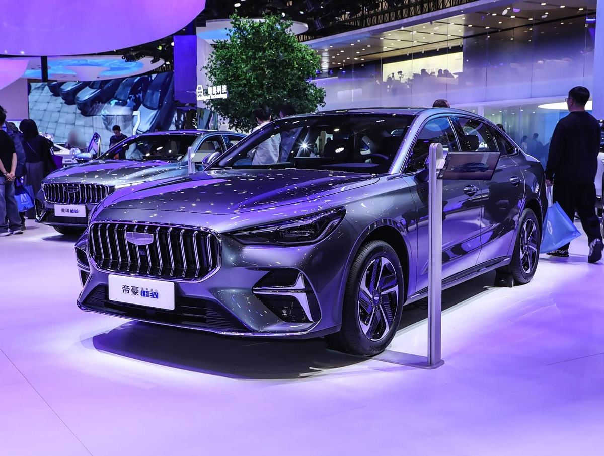 Новинка 2026 года – Geely Emgrand i-HEV с гибридной силовой установкой
