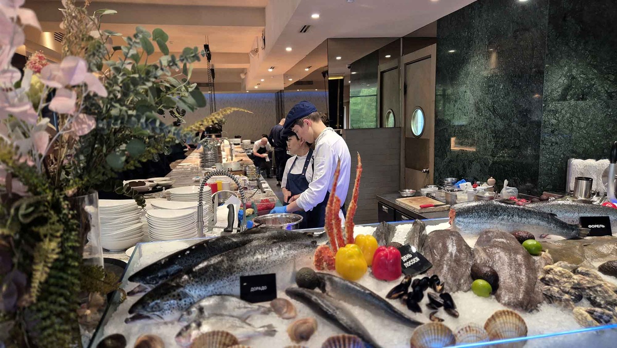 В основном зале ресторана - открытая кухня, а также свежая рыба и морепродукты, выложенные на льду. Листайте галерею