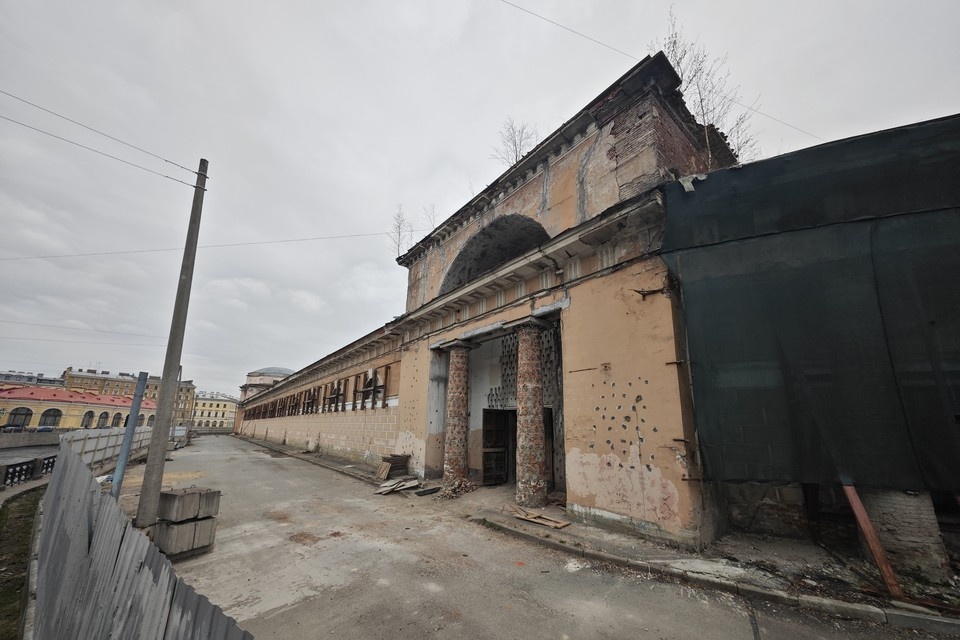    Архитектурный ансамбль, построенный еще при Петре Первом, стоит заброшенный с начала нулевых. Алексей БУЛАТОВ