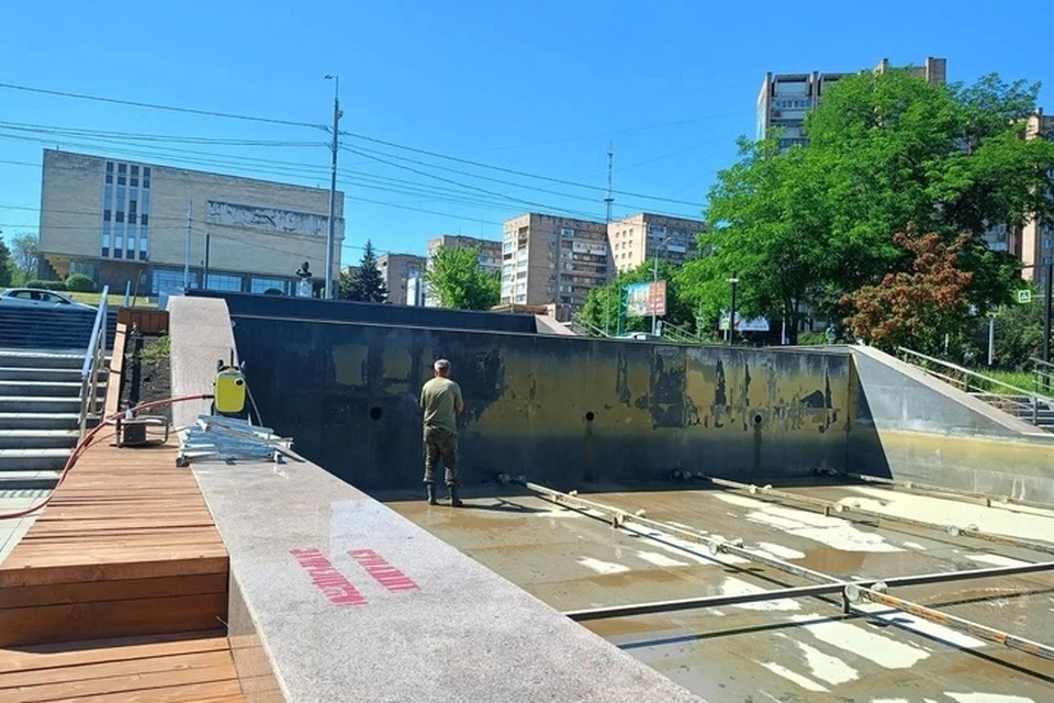    В Луганске специалисты приступили к техническому обслуживанию каскадного фонтана. ФОТО: Администрация Луганска